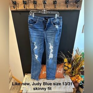 Like new, Judy Blue size 13/31 skinny fit distressed